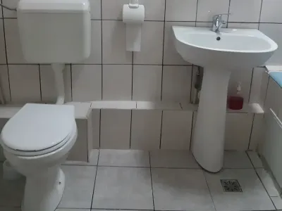 baie moderna cu oglinda garsoniera de inchiriat Sector 2 Bucuresti